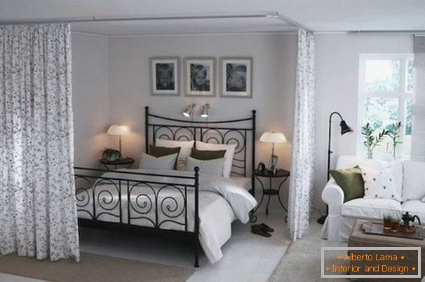 Chambre à coucher avec rideaux