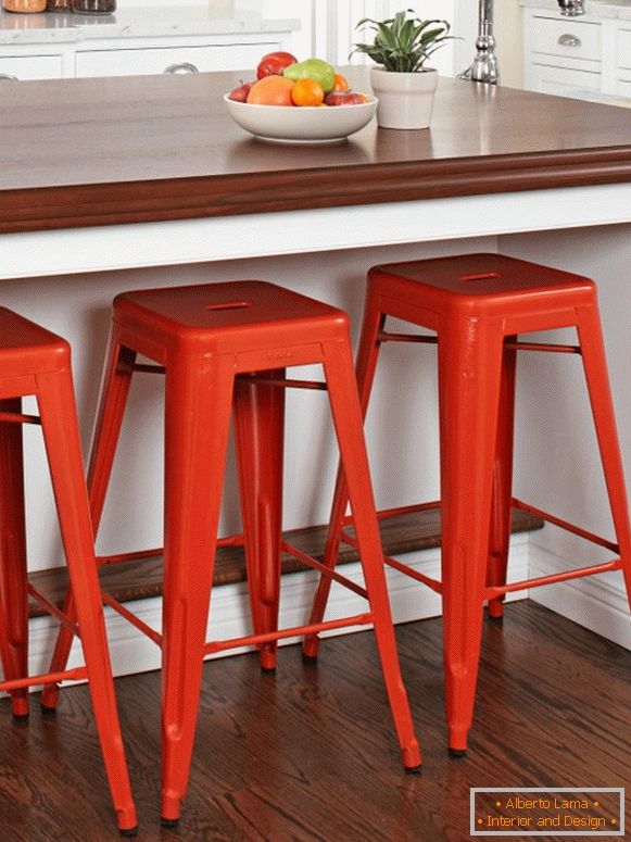 Яркие барные стульJe в дизайне кухни