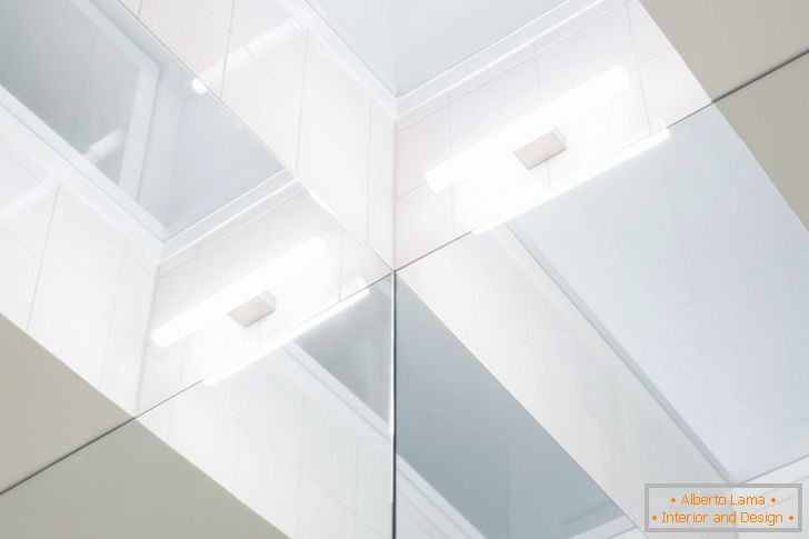 Plafond avec éclairage dans la salle de bain