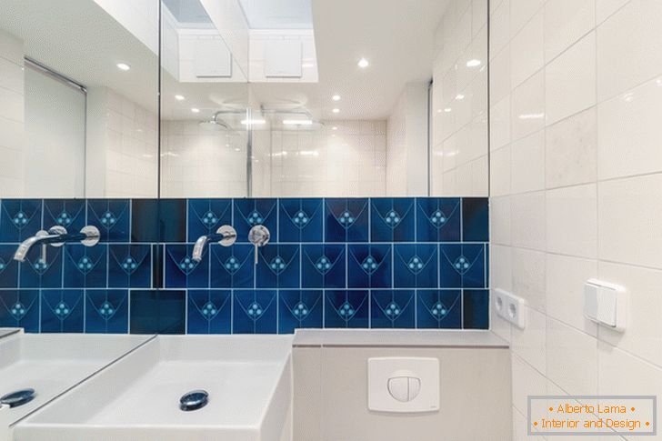 Carreaux bleus sur le mur dans la salle de bain