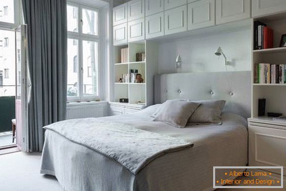 chambre blanche de style moderne avec mobilier intégré