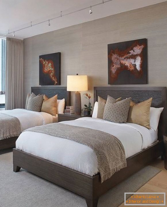 Chambre de style moderne avec deux lits