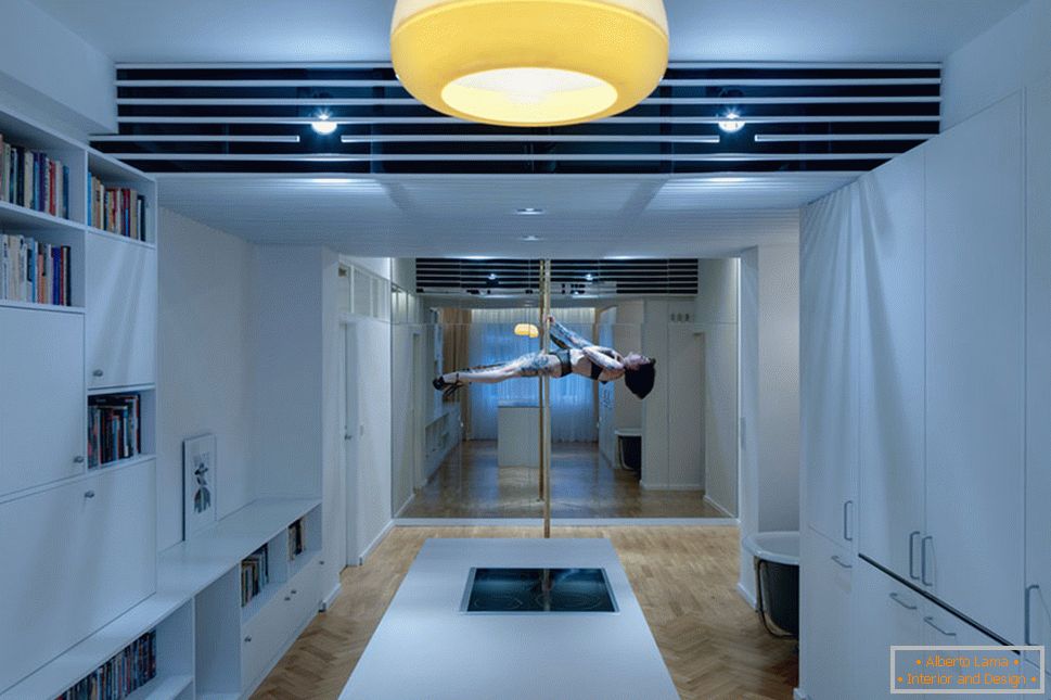 Design moderne d'un petit appartement - un poteau au milieu de la pièce