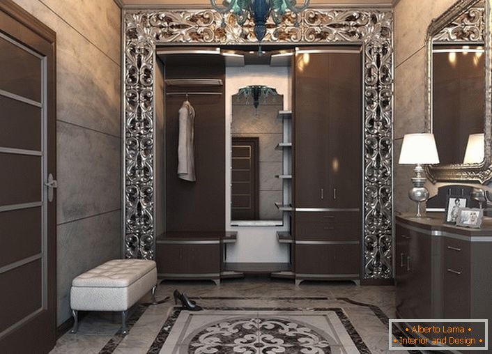 Le couloir dans le style art déco dans des couleurs sombres est conçu conformément à un projet de conception compétent conçu pour la maison d'un entrepreneur espagnol. 