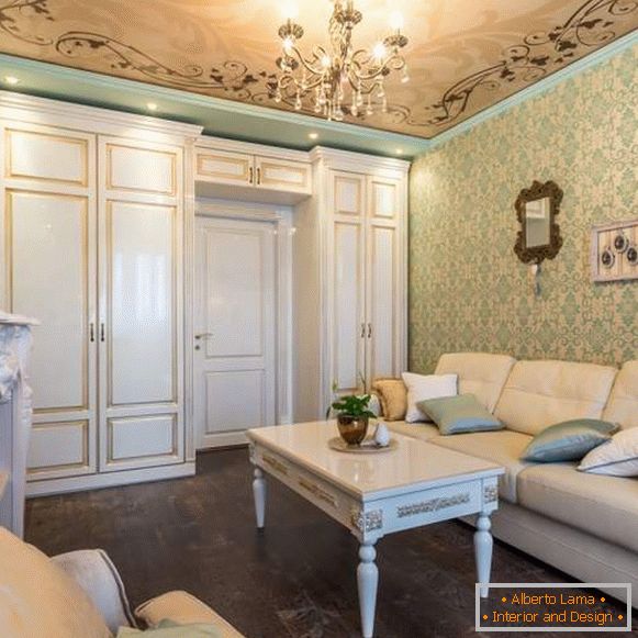 Design élégant du hall dans un appartement avec un mobilier et des meubles classiques