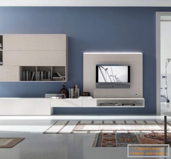 Le design de la salle dans un appartement dans un style moderne de haute technologie et des meubles blancs