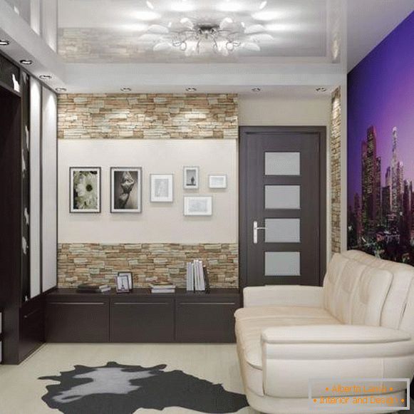 La conception de la salle dans l'appartement avec du papier peint sur le mur