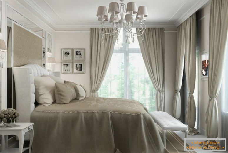 design-classique-chambre-dans-tons-beige-avec-trois-fenêtres