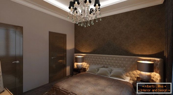 Chambre au style Art déco avec le bon éclairage. La lumière étouffée crée une atmosphère d'intimité et de romantisme dans la pièce.
