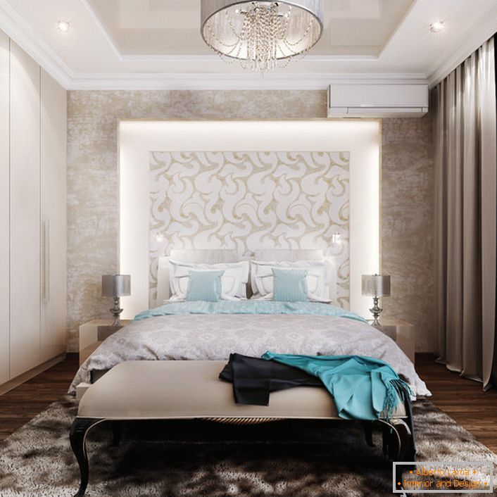 Un concept de design subtil est un panneau décoratif éclairé dans la tête du lit. Une excellente solution pour les fans à lire avant le coucher.