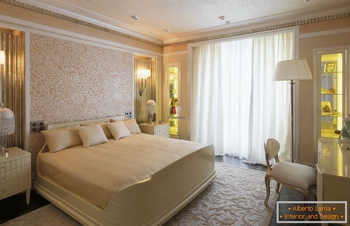 La chambre aux couleurs beige clair avec un grand lit est parfaite pour se reposer et dormir. Le projet de conception est fait correctement. Conformément au style Art déco, un éclairage exclusif est sélectionné.