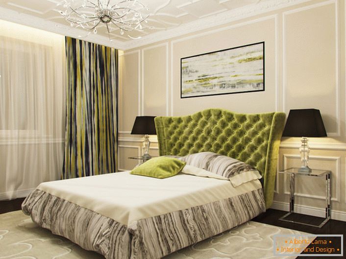 Une chambre de petites dimensions peut également être décorée dans un style Art déco. Modélisation du moulage au plafond. Le look est attiré par le contraste entre olive foncé et beige.