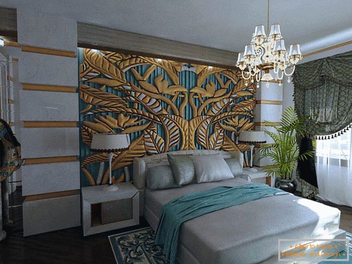 Un panneau chic et exclusif en or émeraude à la tête du lit est associé aux éléments du décor de la pièce. Chambre dans le style des appartements art déco-royaux dans un appartement normal.