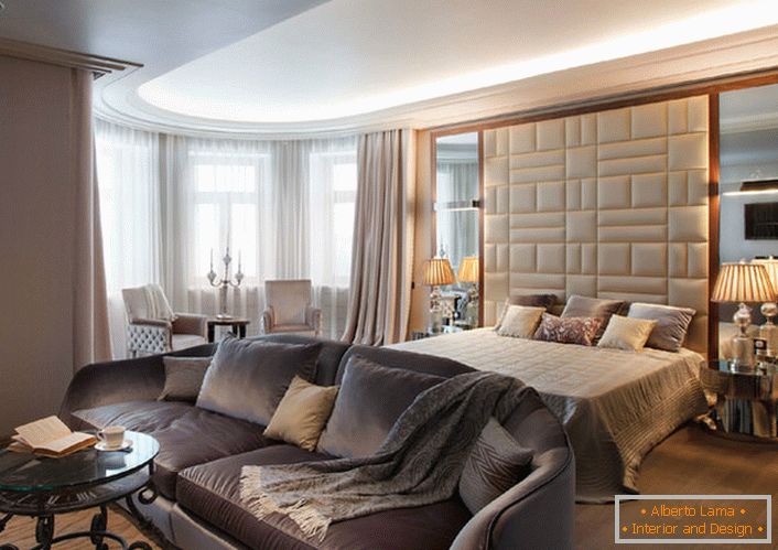 Une chambre spacieuse dans le style Art déco dans un appartement de ville ordinaire à Moscou.