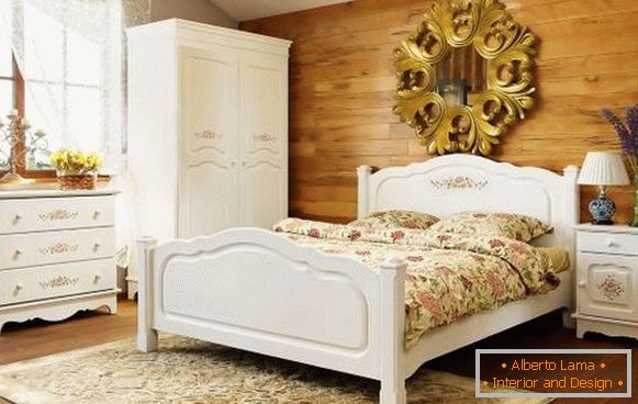 Lit, armoire, commode et autres meubles dans le style provençal pour la chambre