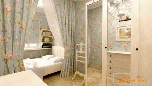 Placard dans la chambre dans le style de la Provence avec portes battantes