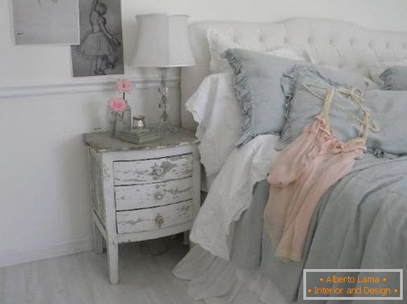 Chambre dans le style du chic cheby en gris, rose et blanc