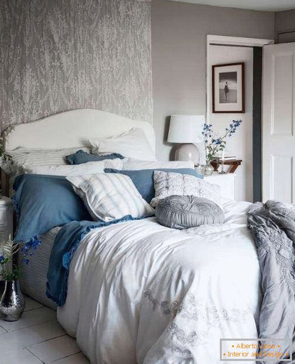 Shebbie chic chambre avec des murs gris, décor blanc et bleu