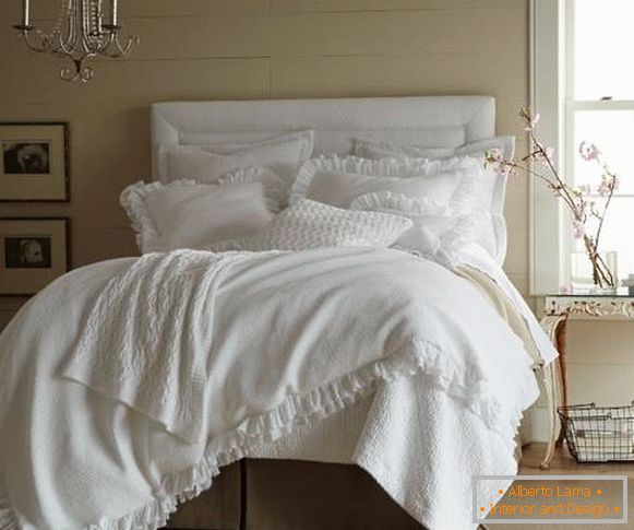 Chambre à coucher chic en blanc et beige