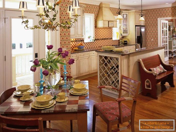 Le style campagnard est idéal pour décorer l'espace de la cuisine. Une petite cuisine dans une maison de campagne de style campagnard est un excellent endroit pour les réunions familiales chaleureuses.