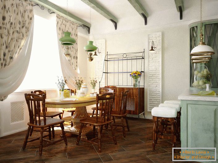 Une salle à manger de style champêtre dans un appartement en ville, quelque part dans le sud de la France.
