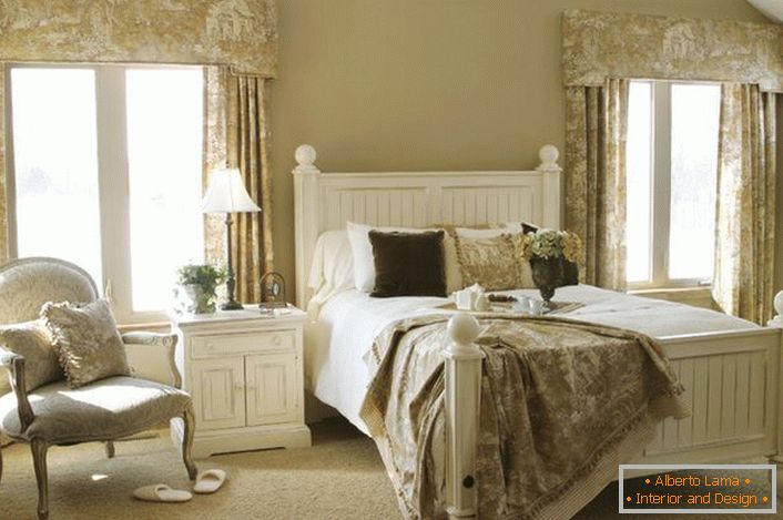 Une chambre douce pour les invités dans un style campagnard dans une maison de campagne dans l'une des provinces de France. Le bon exemple de la sélection de meubles à placer dans ce style.