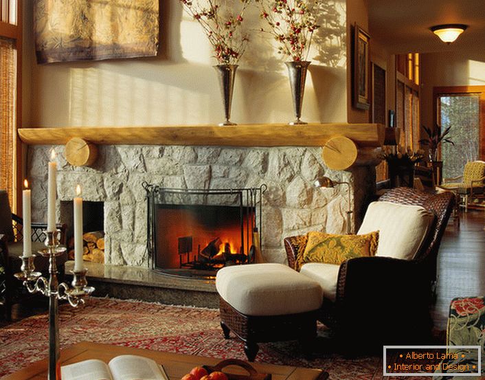 Une chambre confortable et familiale dans un style champêtre avec une cheminée en pierre naturelle.