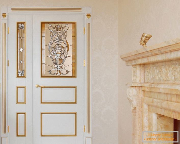 La conception des portes de style Art Nouveau est modérée et raffinée. La couleur blanche de la toile se combine harmonieusement avec les détails décoratifs en or.