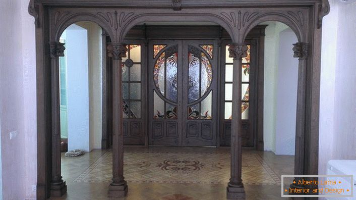 Les portes d'entrée de style Art Nouveau sont composées de bois sombres de bois coûteux. La salle complète avec de telles portes semble solennelle et pompeuse. 