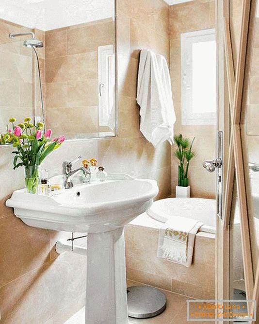 Salle de bain dans les tons beiges et vases merveilleux avec des tulipes