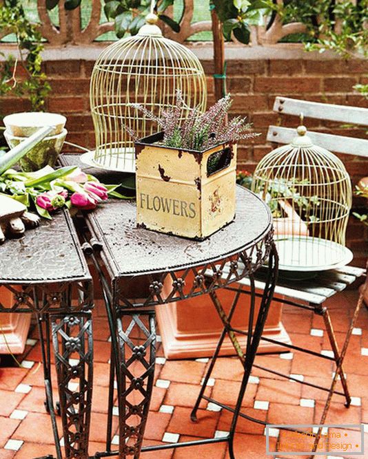 Table forgée, boîtes à fleurs et cages pour oiseaux