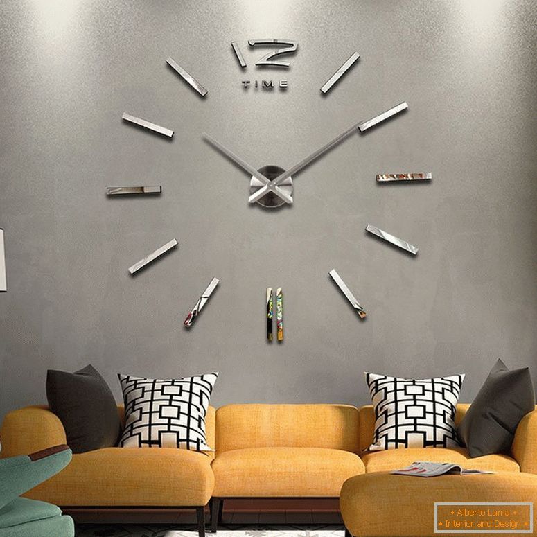 Grande horloge murale над диваном