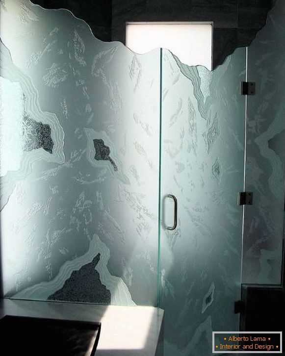 Porte en verre insolite dans la douche - photo à l'intérieur