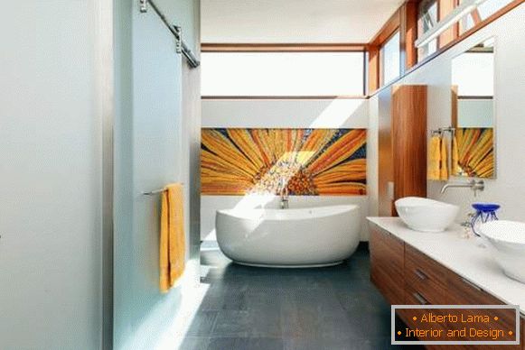 Design d'intérieur de salle de bain avec portes coulissantes en verre
