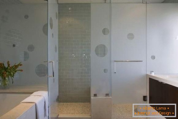 Apprenez à acheter des portes de salle de bain en verre élégantes