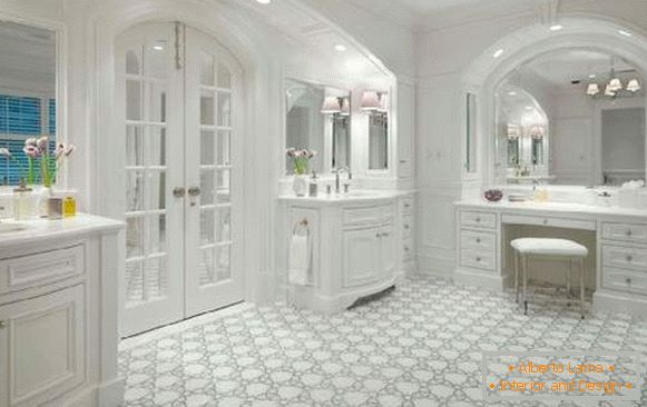 Portes en verre pour salle de bain dans un cadre en bois blanc