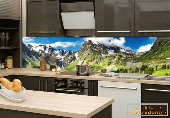 Tablier de verre pour la cuisine avec un paysage - photo à l'intérieur