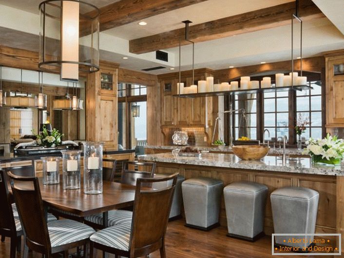 Une atmosphère romantique règne dans la cuisine. Le zonage pratique de la cuisine dans la salle à manger et l'espace de travail rendent l'espace pratique et fonctionnel.