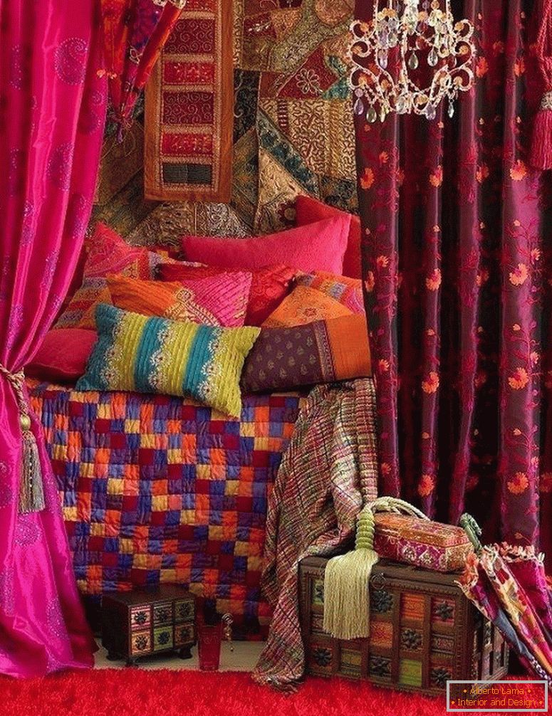 Oreillers multicolores sur le lit
