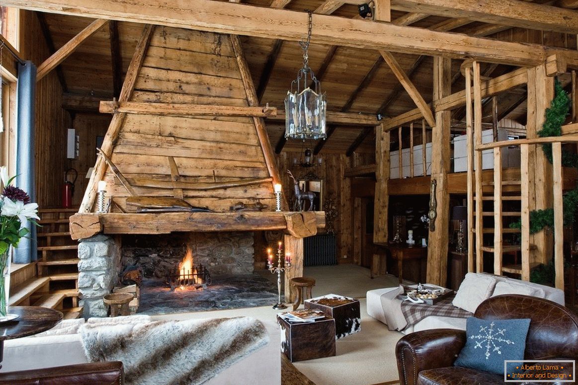 Une chambre en bois avec une cheminée