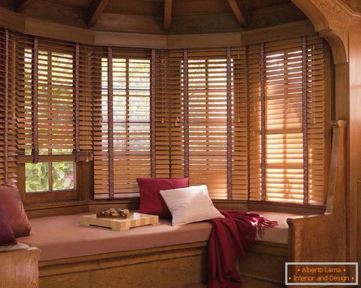 Des stores en bois sur les fenêtres créent une atmosphère de chaleur et d'intimité rurales.