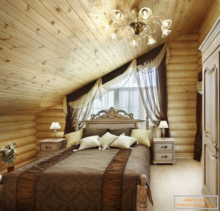 Une solution inhabituelle pour une chambre dans un style campagnard. Sur un lit royalement moelleux, créé sur les motifs d'un baroque, se penche de manière exquise sur le concept rural général d'un intérieur.