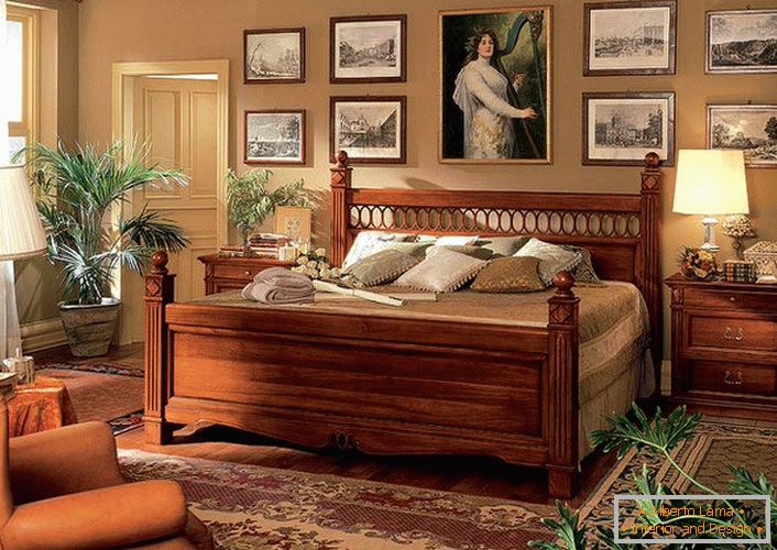 Un mobilier en bois assorti et correct pour une chambre de style baroque.