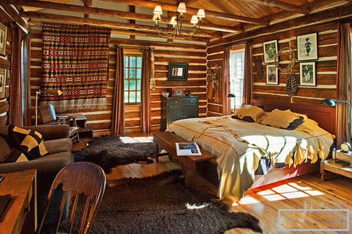 Une chambre dans un style campagnard dans une petite maison en forêt. 