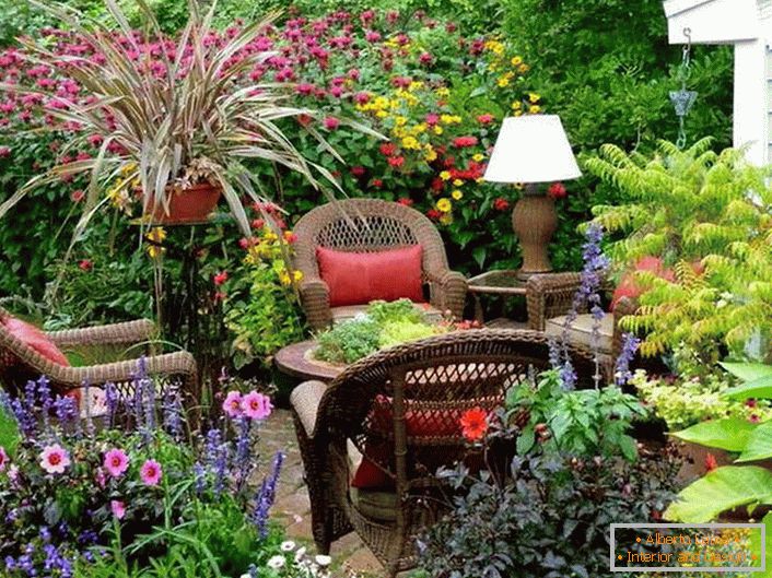 Zone de loisirs dans le jardin dans le style campagnard - une excellente occasion de se détendre dans la nature.