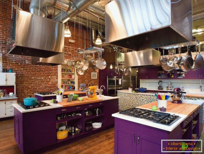 Le set de cuisine est violet brillant - une solution inhabituelle pour le style loft.