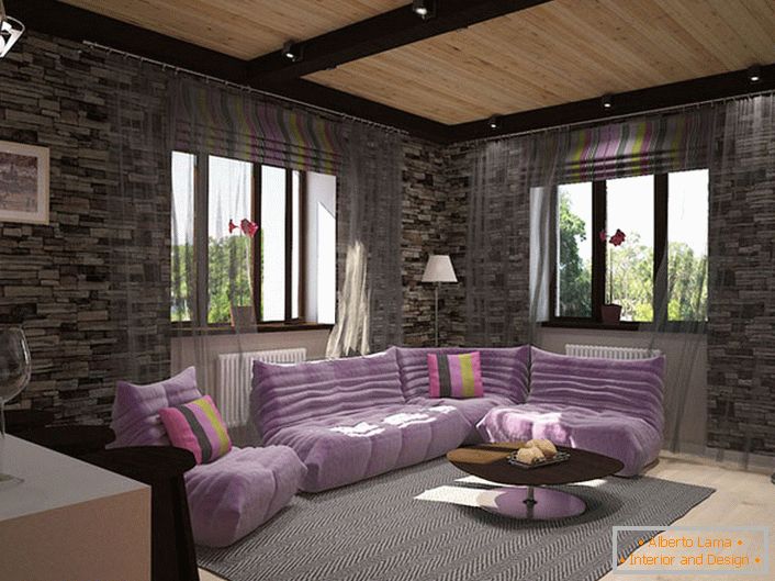 Projet de design pour un salon confortable dans le style loft. La décoration des murs de pierre est harmonieusement combinée avec un mobilier doux pourpre doux.