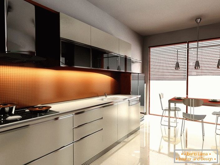 La lumière tamisée dans la cuisine de style moderne rend l'atmosphère romantique. L'effet est obtenu à l'aide de stores qui couvrent les fenêtres panoramiques.