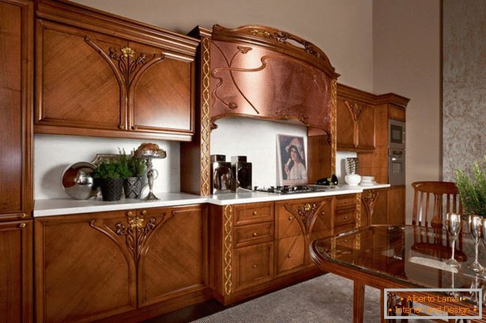 Un magnifique exemple de cuisine dans le style Art Nouveau. Les meubles en bois naturel rendent l'intérieur attrayant et exquis.