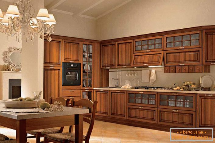 La kitchenette pour la cuisine dans le style Liberty est en bois naturel, ce qui est l'une des exigences de base du concept stylistique. 